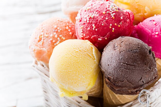 Las cucharas de helado en un primer plano de mesa de madera