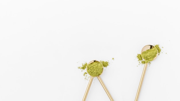 Foto cucharas llenas de polvo de matcha y espacio de copia