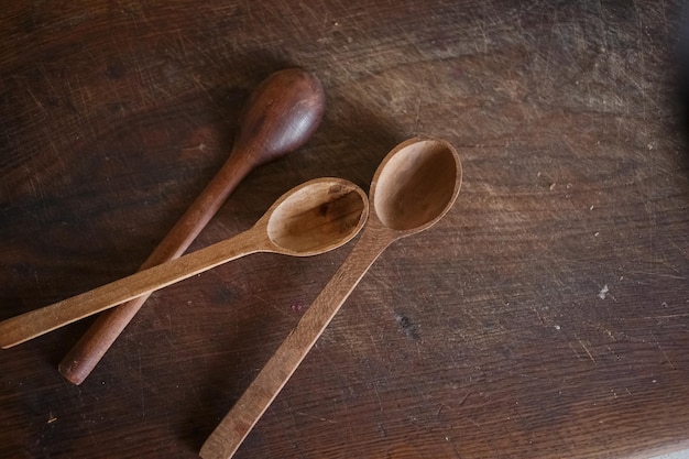 Cucharas de madera en la cocina.