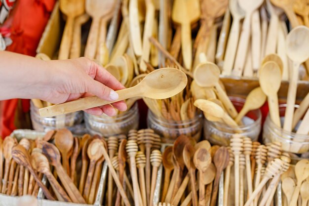 cucharas de madera hechas en casa en el mercado local