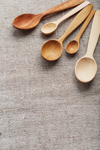 Cucharas de madera hechas de madera natural sobre tela de arpillera como artesanía.