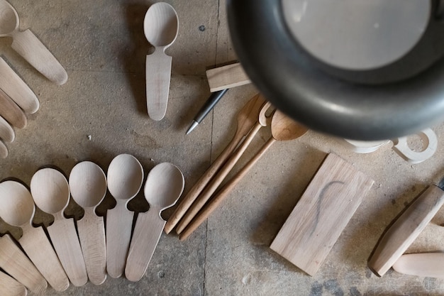 Cucharas de madera hechas a mano para senderismo y actividades al aire libre. Artesanía y concepto artesanal. foto de alta calidad