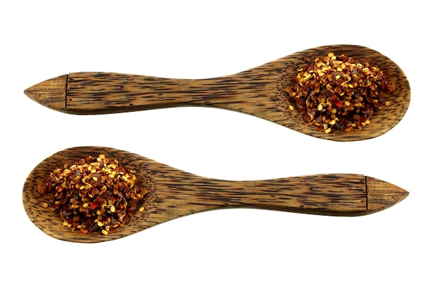 Foto cucharas de madera con hojuelas de chile