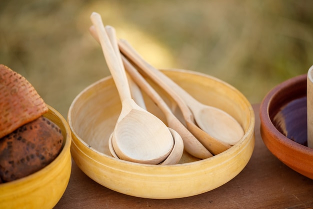 Las cucharas de madera marrón se encuentran en una canasta.