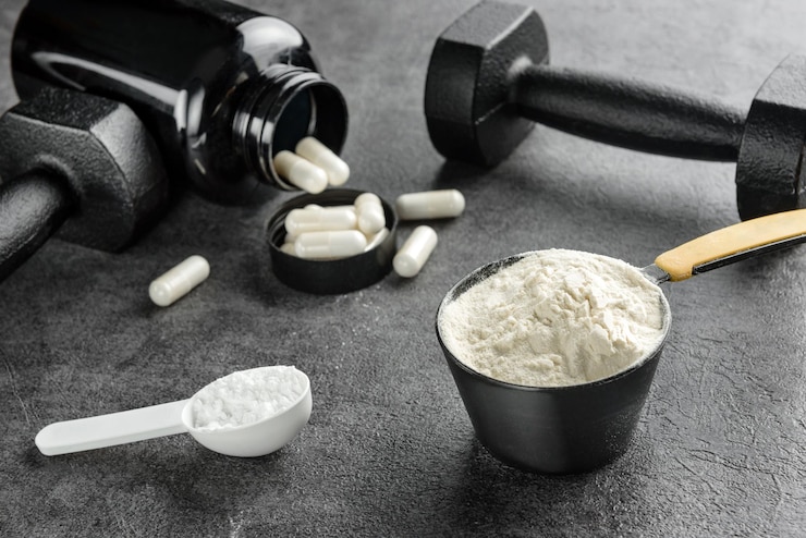 Foto cucharas medidoras con primer plano de proteínas y aminoácidos el concepto de nutrición deportiva