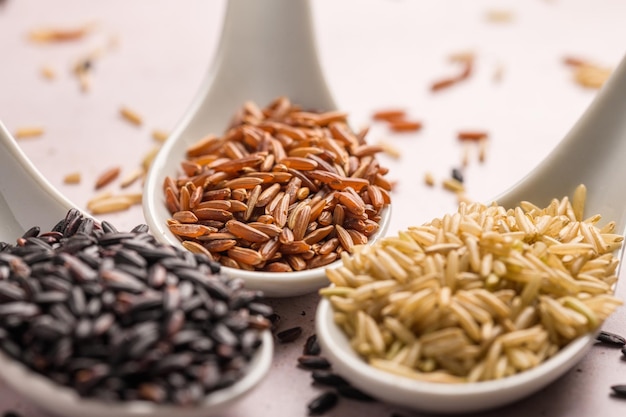 Foto cucharas de presentación con varios tipos de arroz.