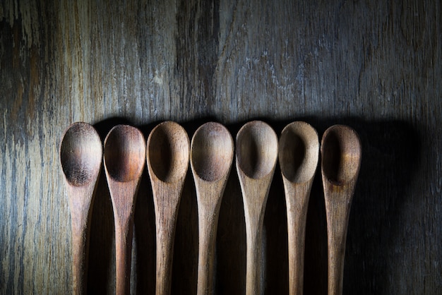 Cucharas vacías de madera sobre madera