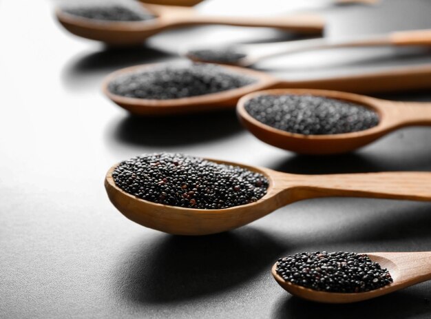 Foto cucharitas con semillas de quinoa en la mesa