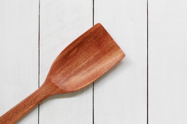 Cucharón de madera para cuchara en madera blanca.