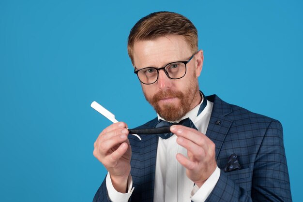 Cuchilla de peluquero Hombre con navaja vintage Gracioso peluquero aislado en azul