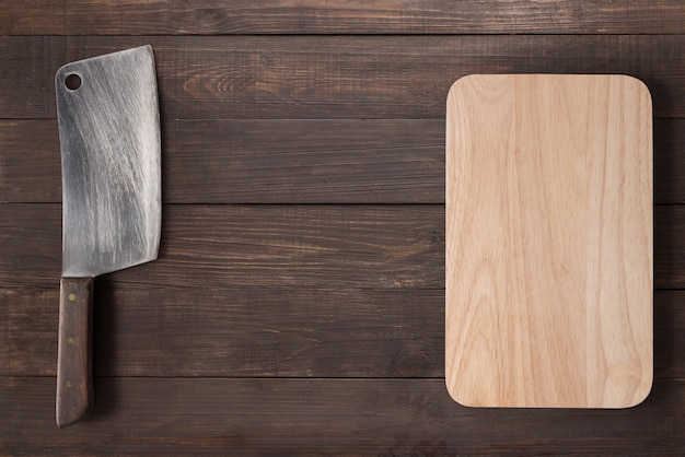 Cuchilla y tabla de cortar en el fondo de madera