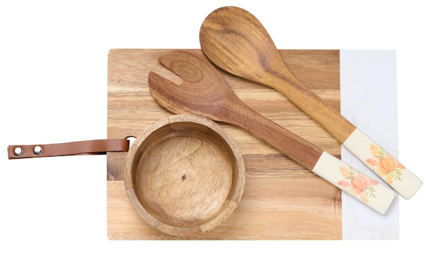 Cuchillas de corte de cocina de madera y un cuenco vacío en un fondo blanco aislado vista superior