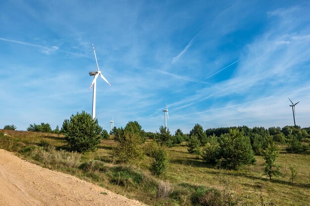 Cuchillas giratorias de una hélice de molino de viento sobre fondo de cielo azul Generación de energía eólica Energía verde pura