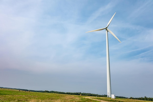 Cuchillas giratorias de una hélice de molino de viento sobre fondo de cielo azul Generación de energía eólica Energía verde pura