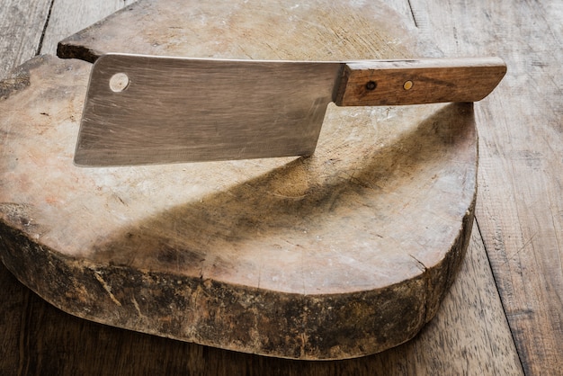 Cuchillo en un carnicero de madera