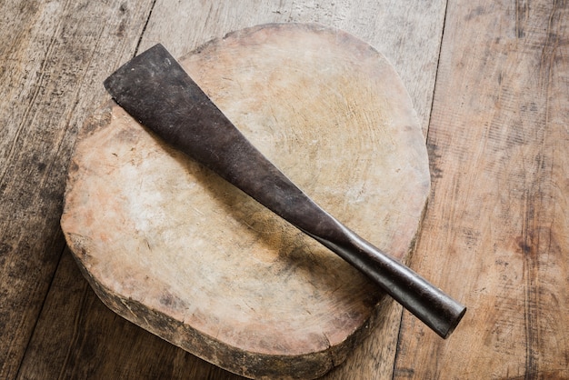 Cuchillo en un carnicero de madera