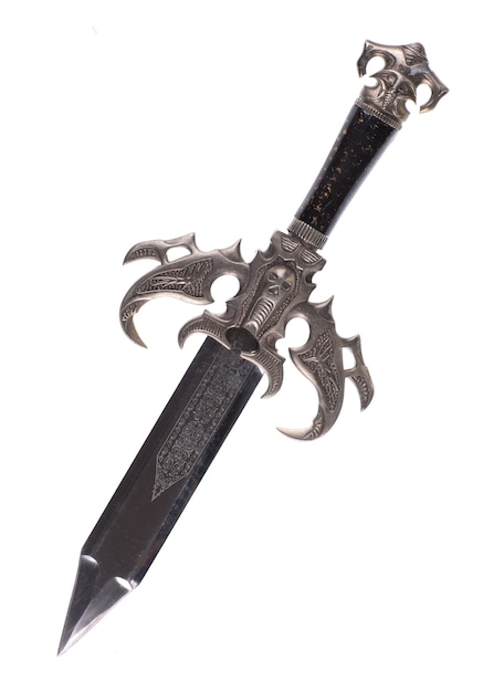 cuchillo de caza de armas antiguas sobre un fondo blanco