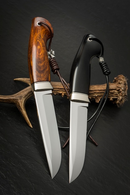 Cuchillo de caza hecho a mano sobre fondo negro