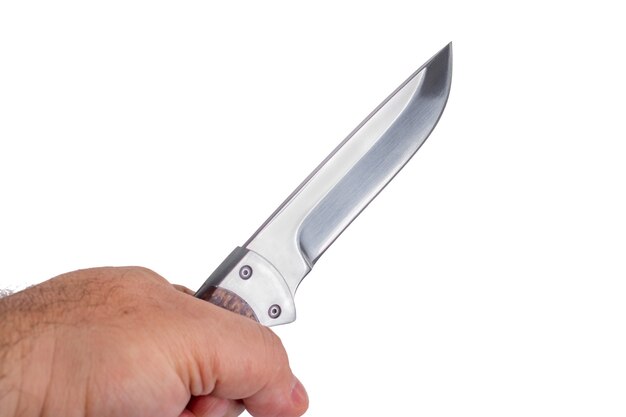 Cuchillo de caza en una mano aislada