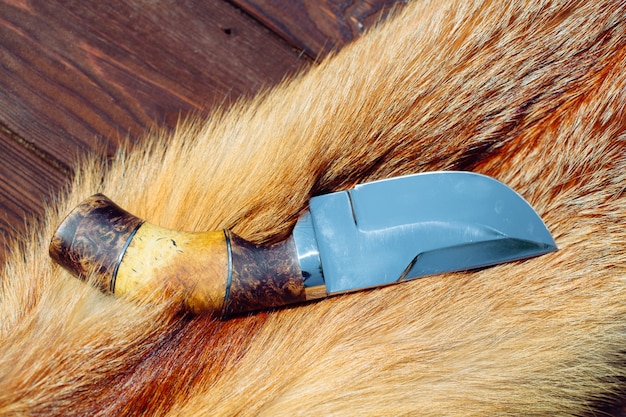 Cuchillo de caza en piel de zorro rojo.