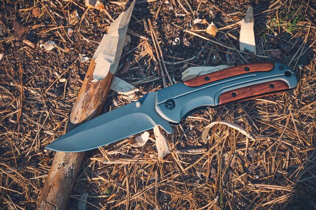 Cuchillo de caza plegable para la supervivencia y clavija afilada en el suelo
