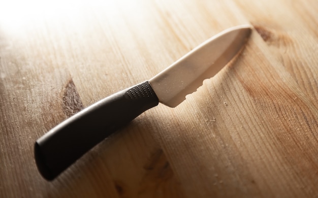 Foto cuchillo de cerámica blanca vieja con una hoja rota cuchillo de mala calidad roto