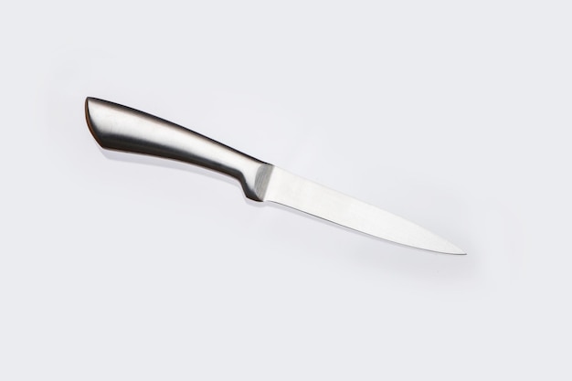 cuchillo de cocina en fondo blanco aislado