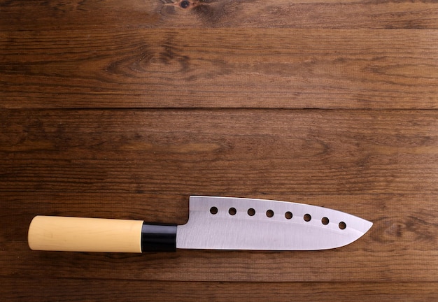 Cuchillo de cocina en el fondo de madera