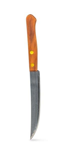 Cuchillo de cocina con mango de madera aislado sobre un fondo blanco.