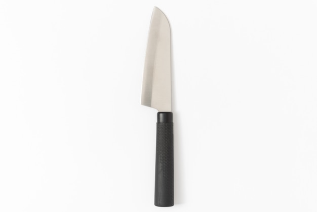 Cuchillo de cocina con mango negro.