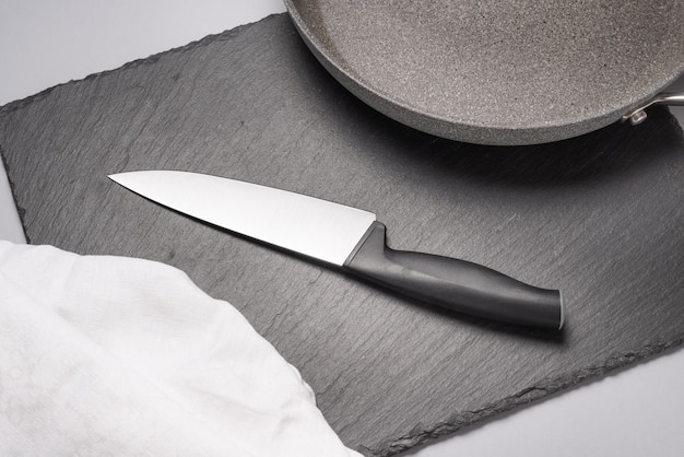 Cuchillo de cocina con mango de plástico sobre la mesa.