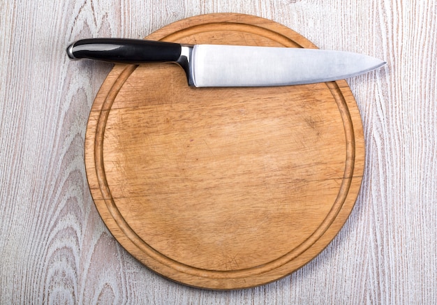 Foto cuchillo de cocina sobre mesa de madera o tablero de madera