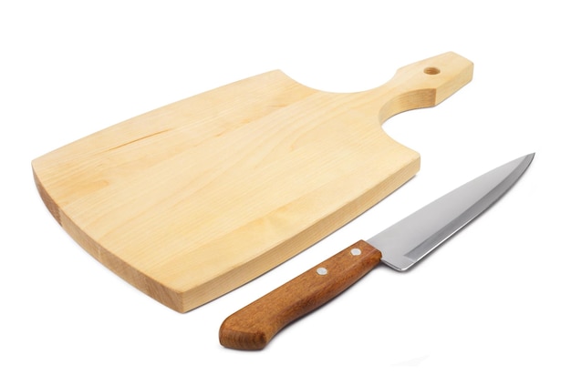 Cuchillo de cocina y tabla de cortar de madera aislada