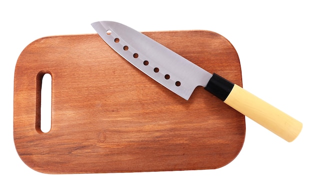 Cuchillo de cocina y tabla de cortar de madera aislado en blanco