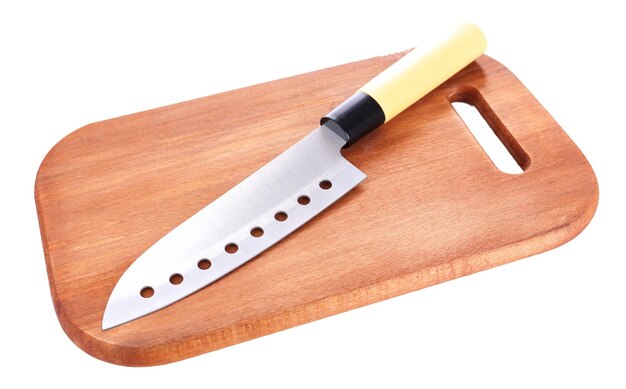 Cuchillo de cocina y tabla de cortar de madera aislado en blanco