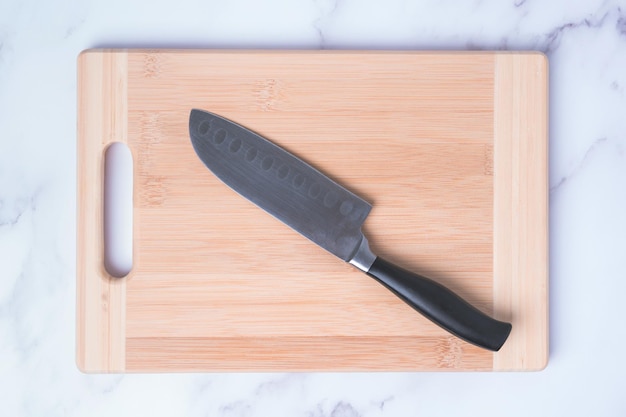 Cuchillo de cocina en una vista superior de la tabla de cortar