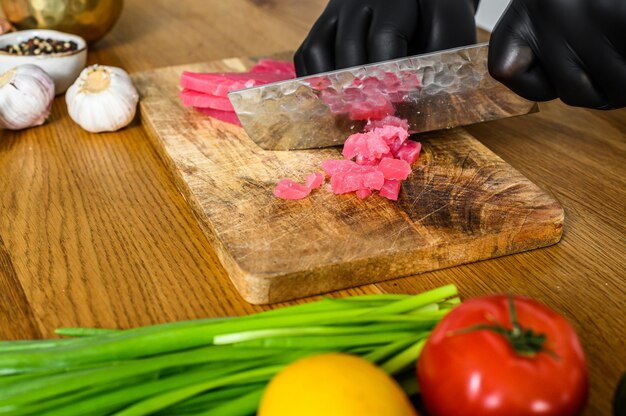 Cuchillo de cocinero sashimi japonés, corta el atún crudo para cocinar