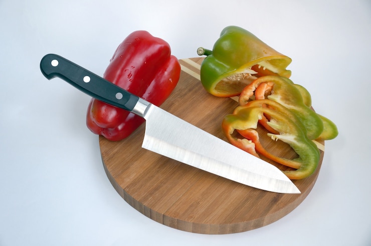 Foto cuchillo cocinero universal sobre una tabla de cortar