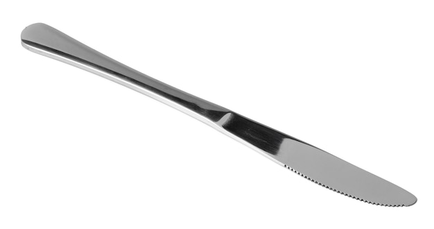 Cuchillo de comedor de plata aislado sobre fondo blanco.