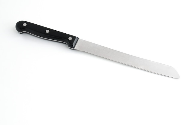 Cuchillo para cortar pan sobre fondo blanco aislado