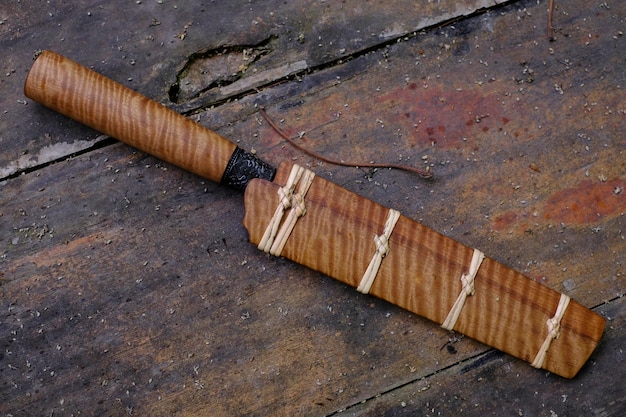 Cuchillo Enep personalizado en la carcasa de madera de Tabaek con diseño de tigre natural sobre fondo de mesa antiguo hecho a mano de Tailandia