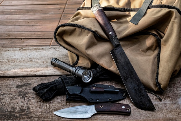 Un cuchillo con equipo para sobrevivir en el bosque.