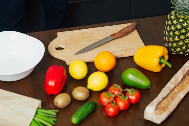 Cuchillo de frutas y verduras frescas y tabla de cortar para cocinar la cena