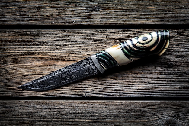 Cuchillo hecho a mano de acero y mango de madera.