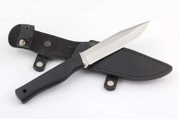 cuchillo con mango negro de Micarta con funda de cuero negro