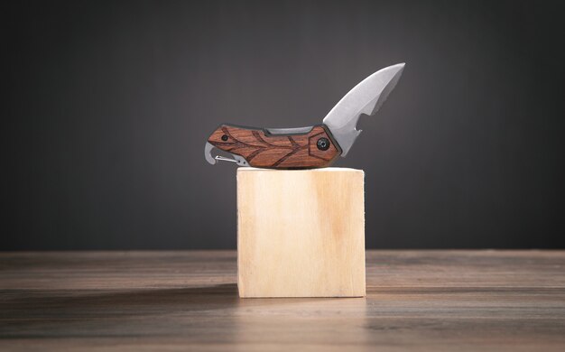 Cuchillo marrón sobre la mesa de madera.