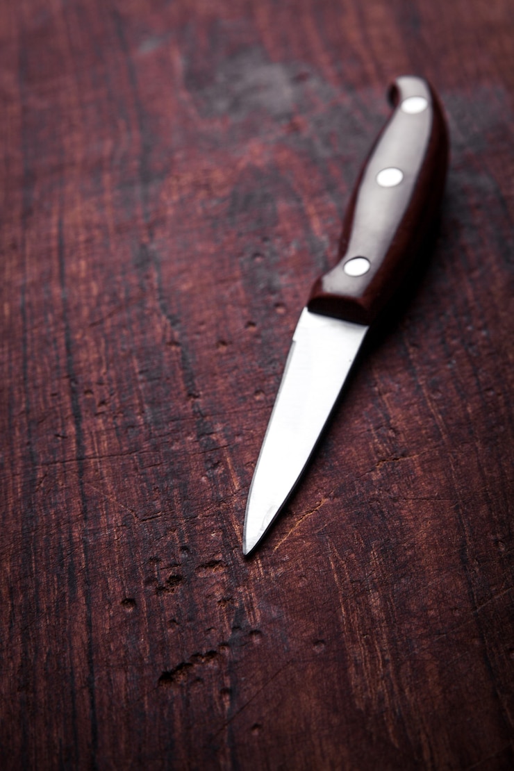 Foto cuchillo marrón en una vieja cocina. cocinar, cortar, cocinar.