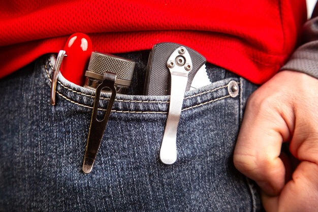 Cuchillo de pluma y linterna con clips en el bolsillo de sus vaqueros artículos EDC