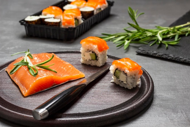 Cuchillo de salmón y sushi de salmón en tabla de cortar