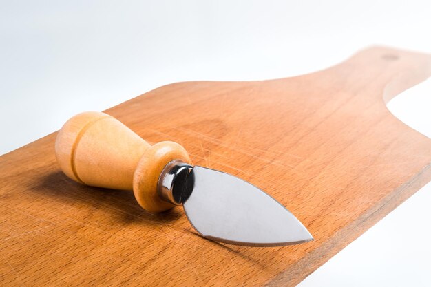 Foto cuchillo y tabla de cortar contra un fondo blanco
